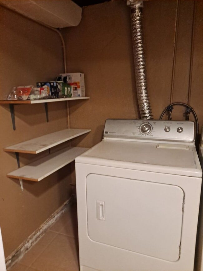 Building Photo - ALL PROSPECTIVE TENANTS MUST SUBMIT A $58 NON-REFUNDABLE APPLICATION FEE PER APPLICANT ONLINE AND...