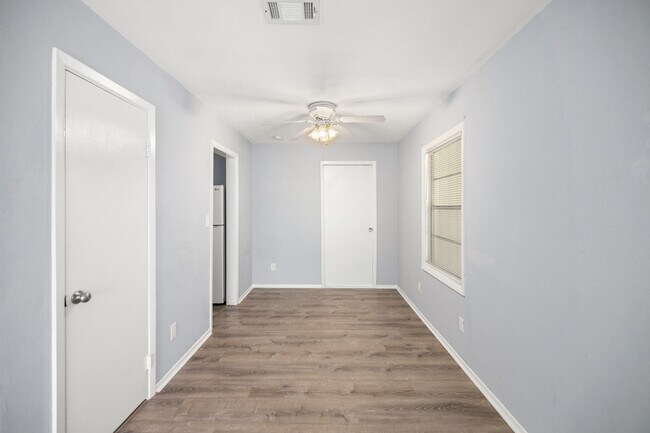 Building Photo - 354 Chicago Ave