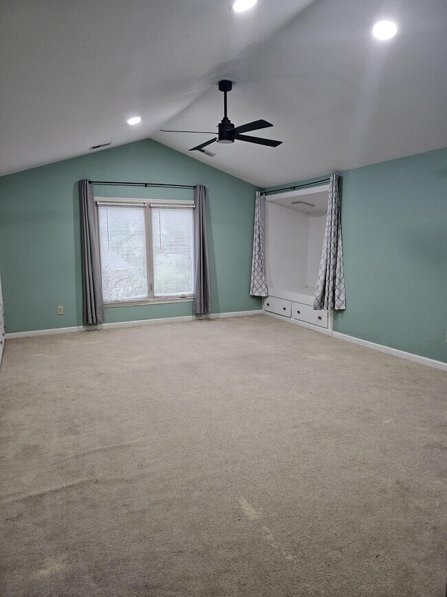 Building Photo - 208 E Bend Ct