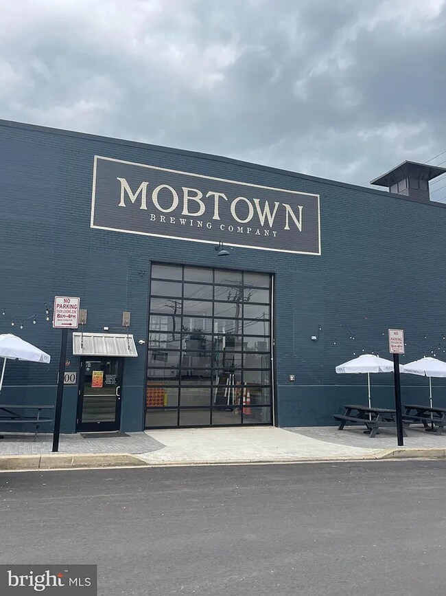 Building Photo - Gorgeous end-unit row home available for r...