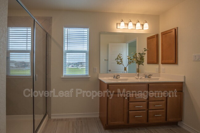 Building Photo - 571 Pebble Bend
