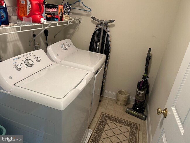 Building Photo - 2387 Dorchester St W