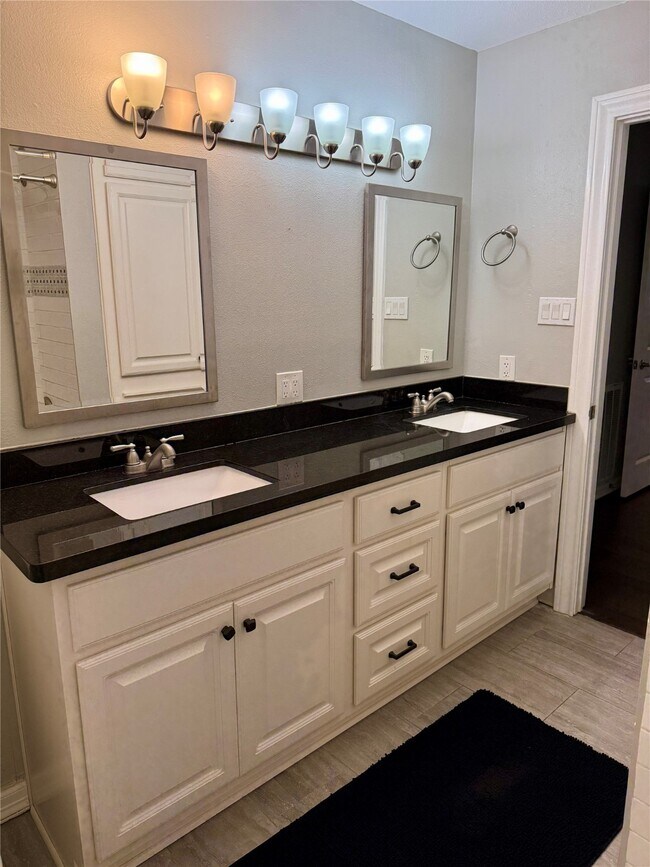 Building Photo - 5850 Braesheather Dr