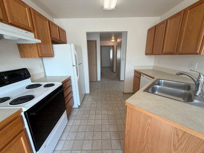 Building Photo - 595 Eastmont Ave