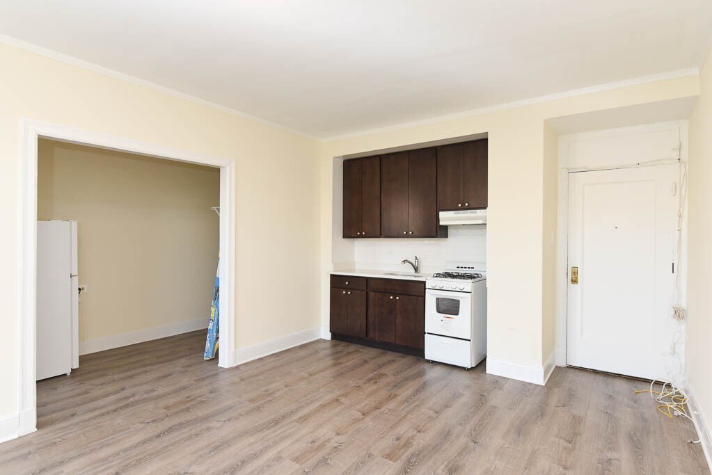 Building Photo - 3327 W Diversey Ave