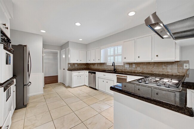 Building Photo - 6222 Creekbend Dr