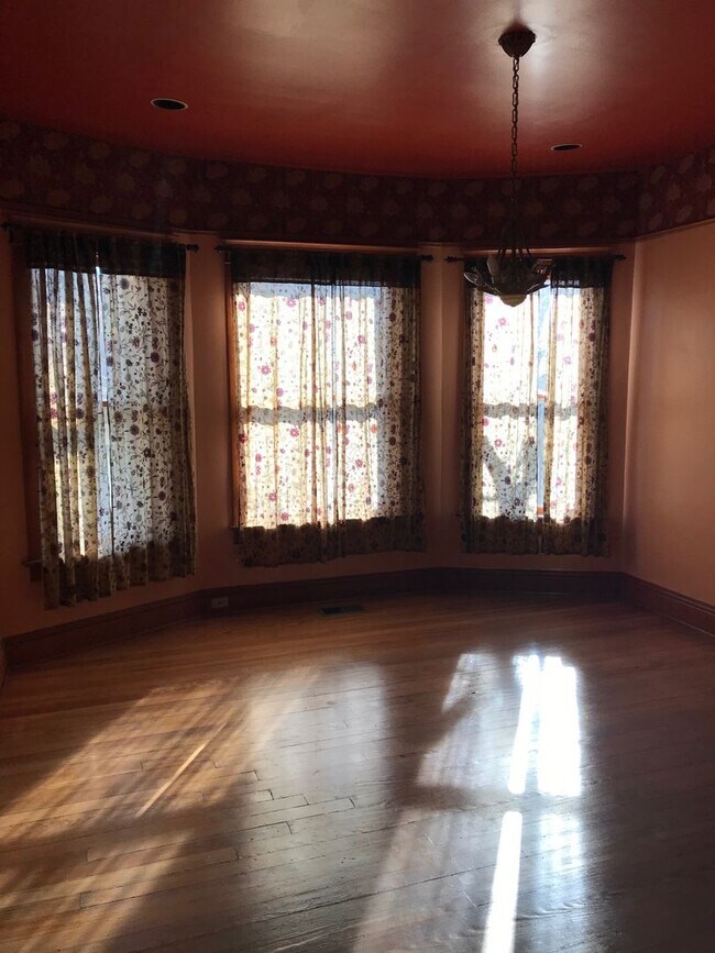 Building Photo - HISTORIC QUEEN ANNE 3 Bedroom  2 Bath