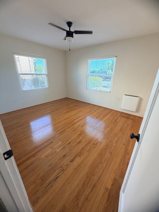 Building Photo - Lovely 2 bedroom with attached Garage