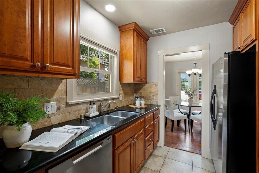 Building Photo - 1375 Magnolia Ave