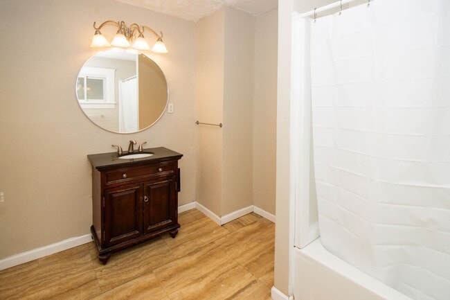 Building Photo - 3 bedroom home near Edgewater Park