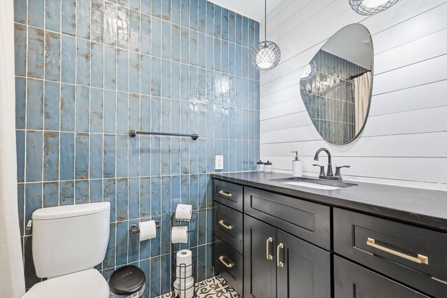 Building Photo - 6440 Knoll Ridge Dr