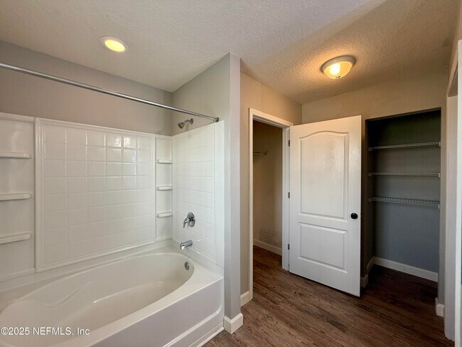 Building Photo - 2200 Pebble Point Dr