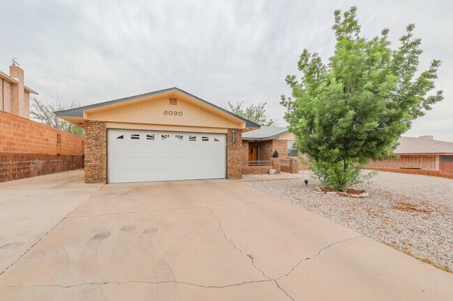 Building Photo - Spacious 3 Bedroom 2 bath with Solar Panels