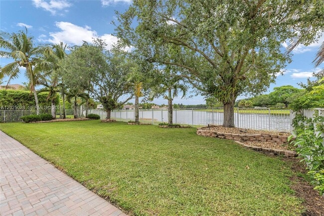 Building Photo - 950 Marina Dr
