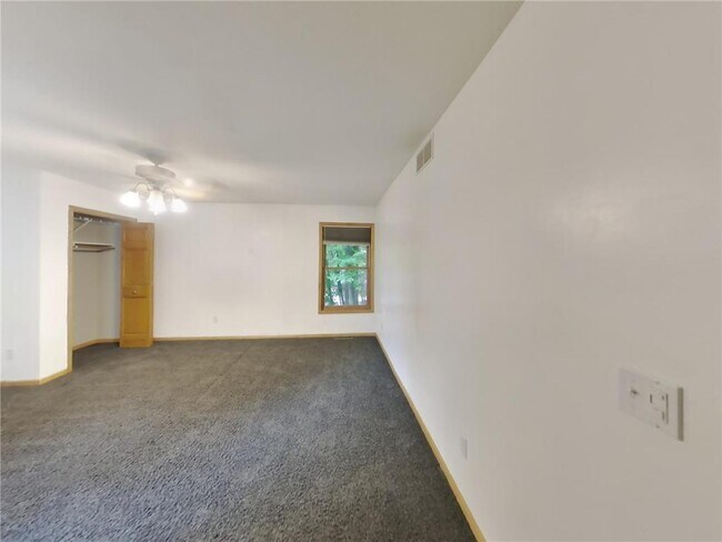 Building Photo - 8915 Umbria Pl N