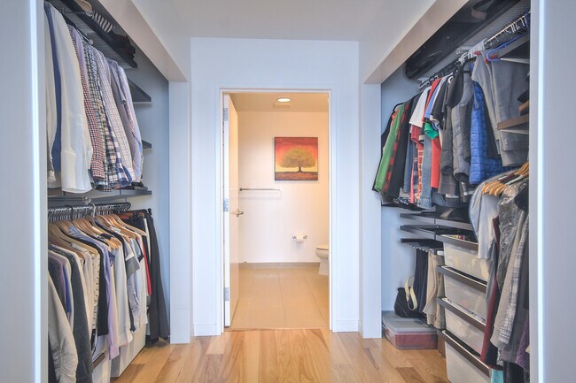 Building Photo - Gorgeous, Large 2 Bedroom Condo with Spect...