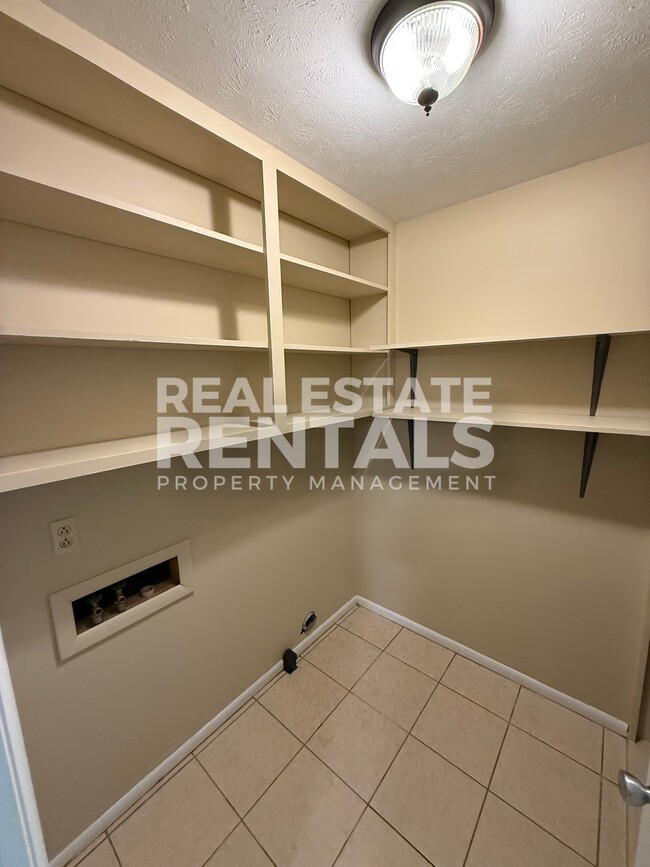 Building Photo - 120 S Hawk Dr