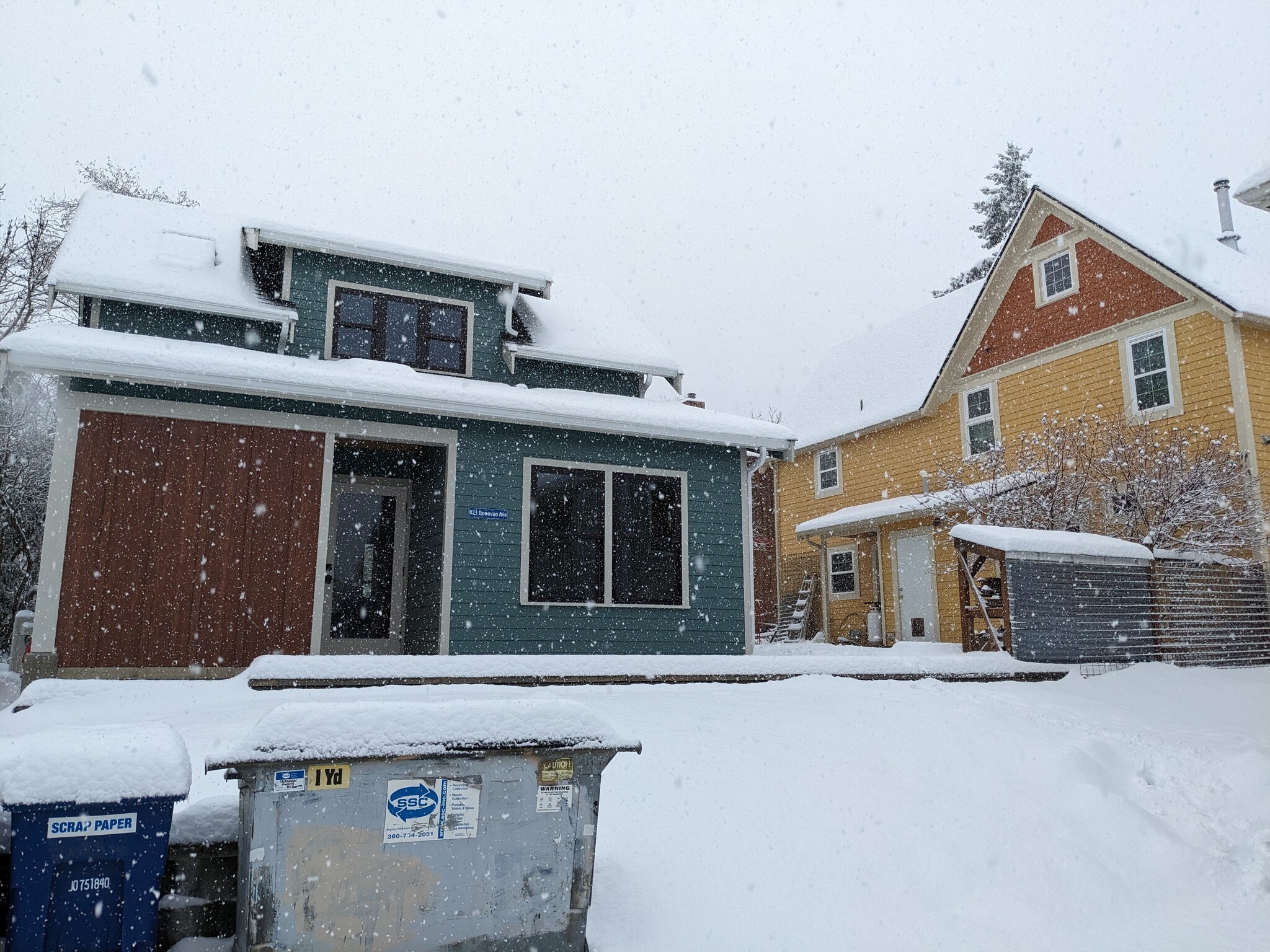 back of 819 showing DADU - 819 Donovan Ave