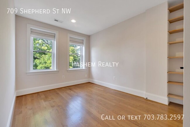 Building Photo - Spacious 4 Bedroom House in Washington, DC!