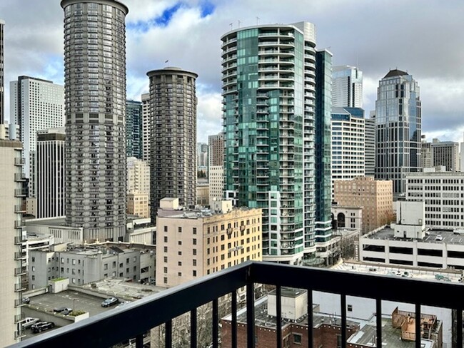 Building Photo - Spacious Remodeled 2 Bedroom Belltown Apar...