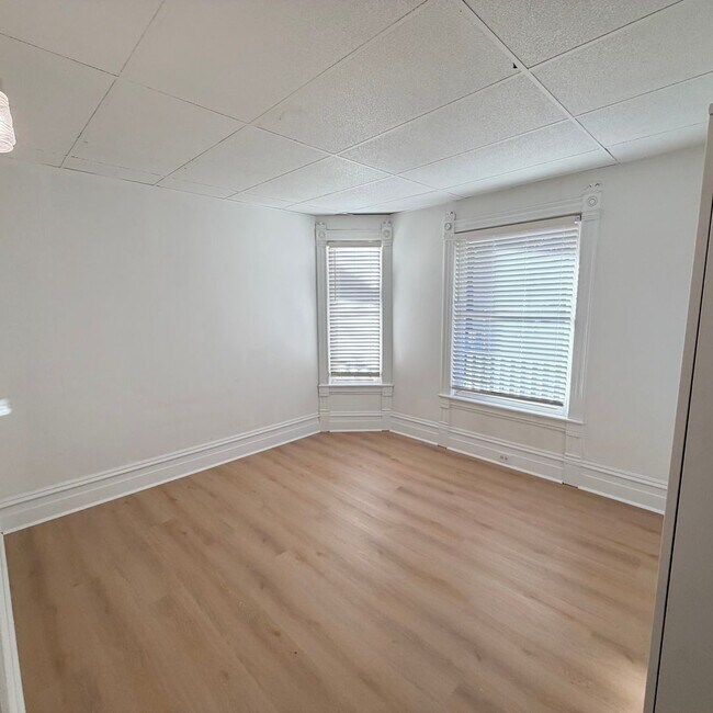 Building Photo - Large 3 bedroom home with a den!
