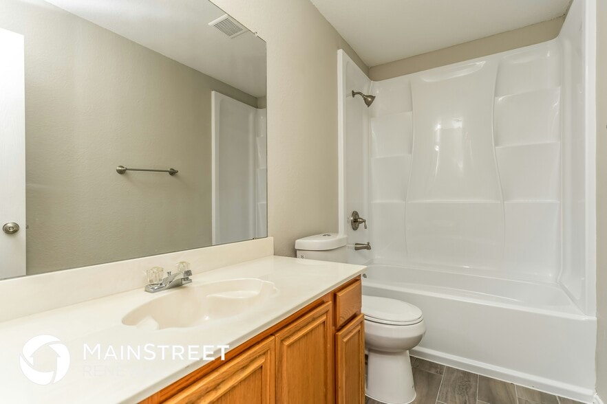 Building Photo - 717 Somerset Dr