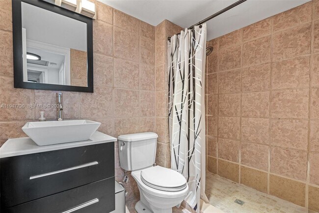 Building Photo - 3375 N Country Club Dr