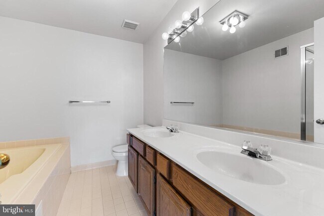 Building Photo - 5142 Woodford Dr