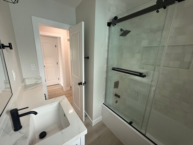 Building Photo - Newly remodeled 3 bedroom 2 bath