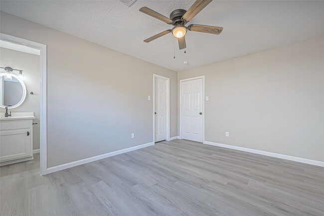 Building Photo - 8630 Valley Meadow Dr