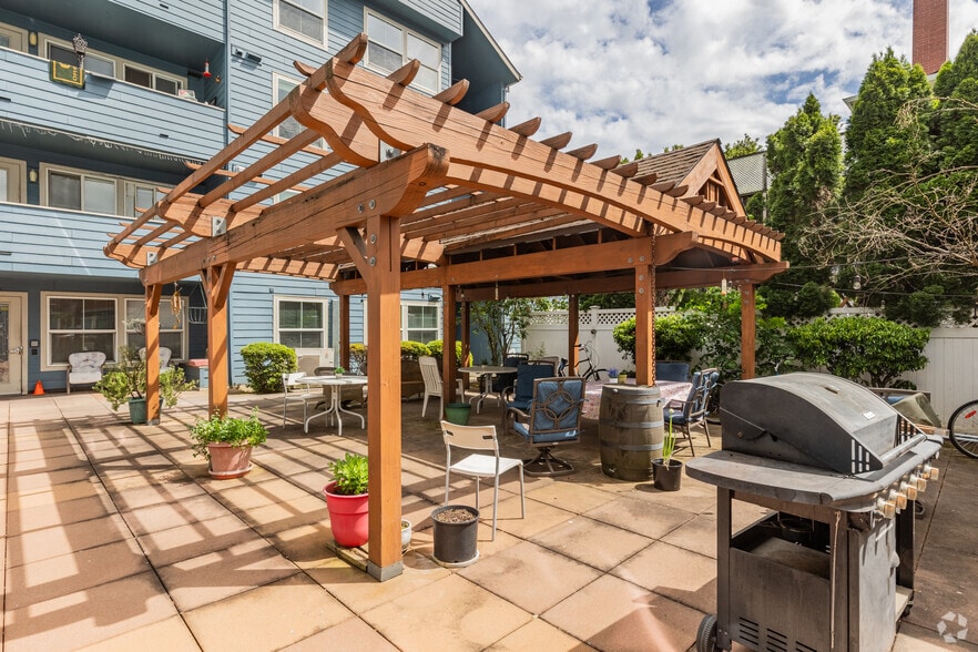 Community Patio - Weidler Commons