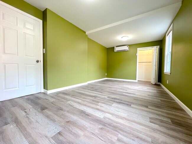 Building Photo - 156 Grinnell St