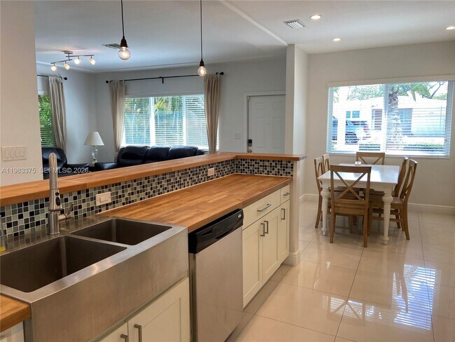 Building Photo - 5767 SW 35th St