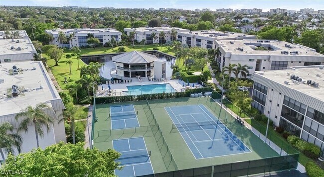 Building Photo - 788 Park Shore Dr