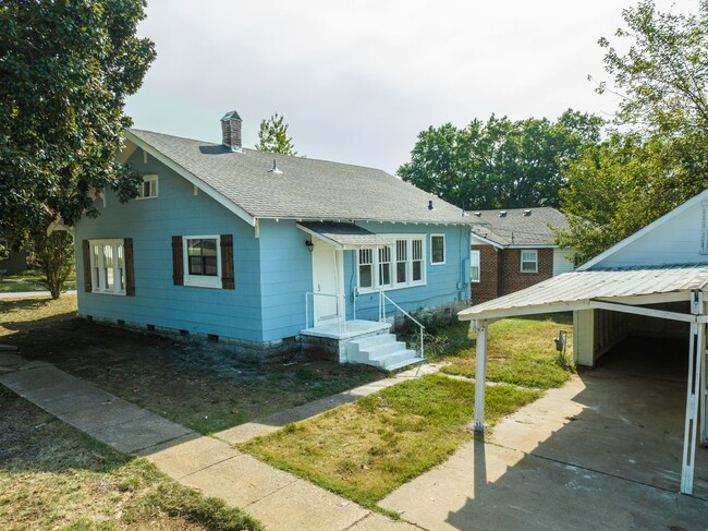 Building Photo - Freshly Updated 2 Bedroom House