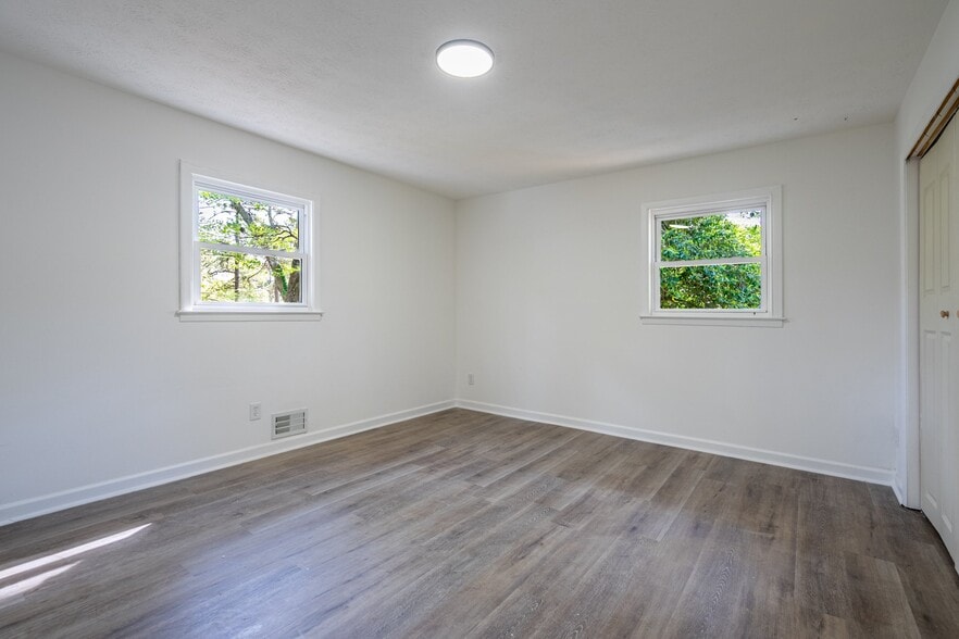 Building Photo - 6310 Thornhedge Dr