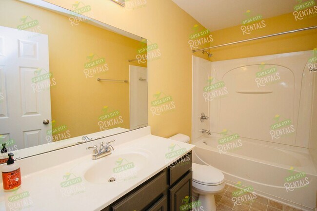 Building Photo - Prelease for June 15th, 2026- 3 Bedroom, 2...
