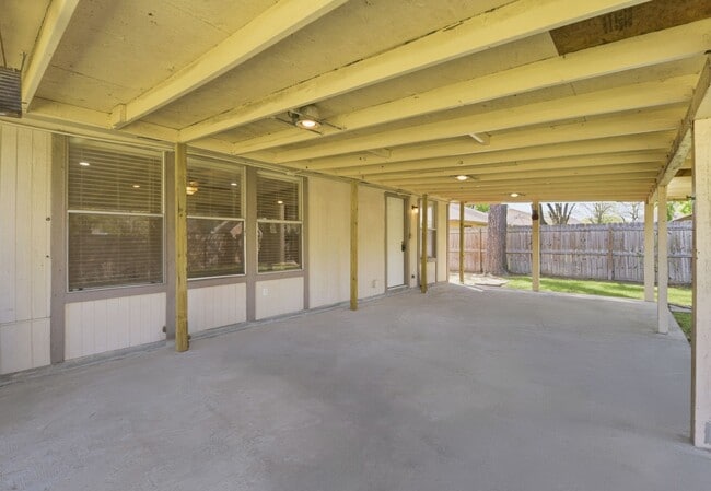 Building Photo - 8515 Leafdale Dr