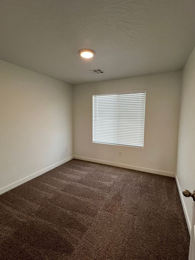 Building Photo - Beautiful Modern Townhome