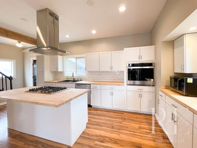 Building Photo - 3BR Bremerton Home with Vintage Charm & Mo...