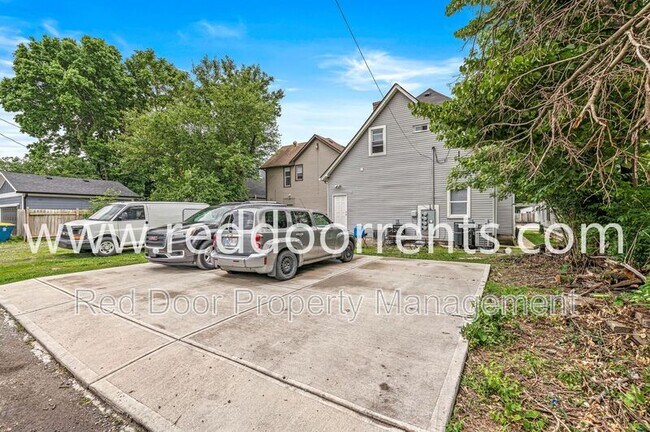 Building Photo - 2345 N Kenwood Ave