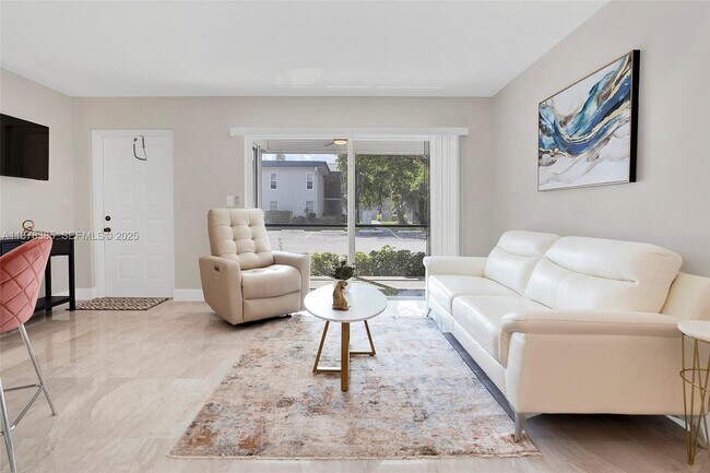 Building Photo - 7527 S Oriole Blvd