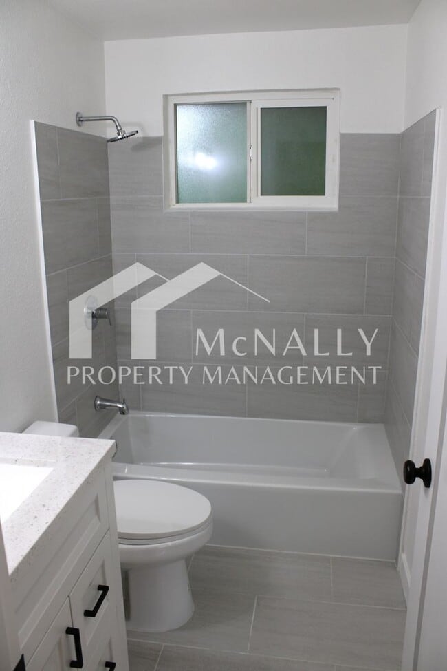 Building Photo - Updated 2 Bedroom Duplex with Garage and P...