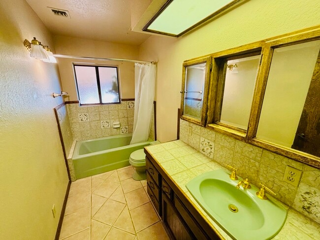 Building Photo - 527 Westlake Dr