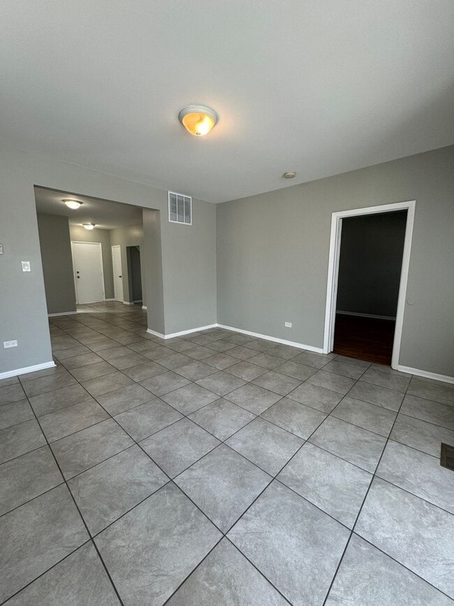 Building Photo - 2 Bedroom 1 Bathroom House in Calumet City...