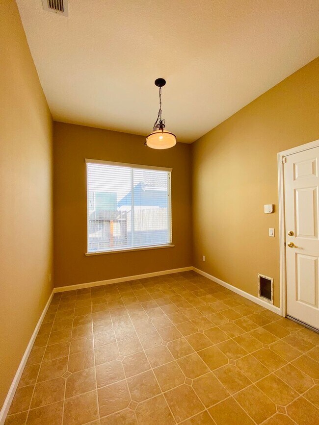 Building Photo - 9565 Stone Springs Dr
