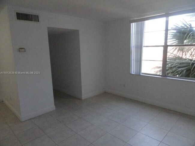 Building Photo - 1825 W 56th St