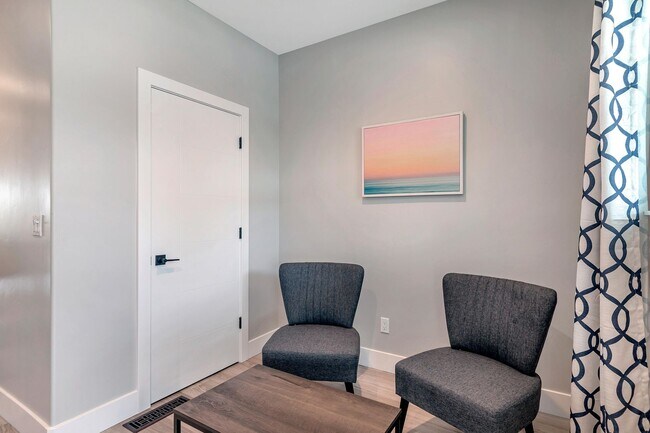 Building Photo - Fully Furnished 3BD/2BA Home with Solar – ...