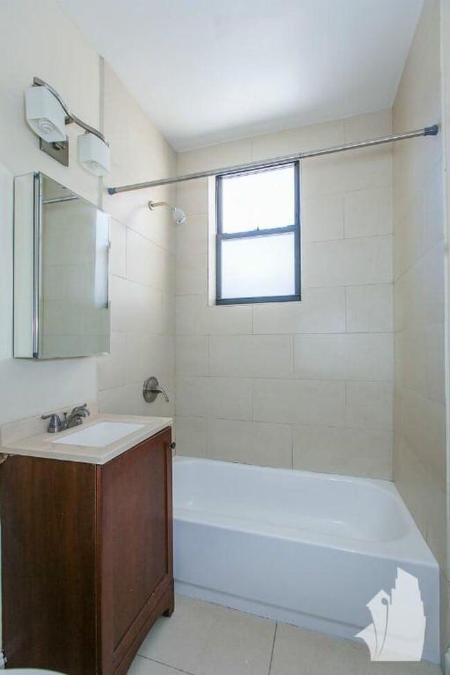 Building Photo - 1 bedroom in Chicago IL 60640
