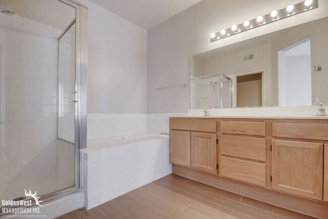 Building Photo - Immaculate 3Bdm 2.5Ba Townhouse with  2-Car Garage